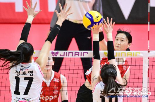 페퍼저축은행 박은서가 스파이크를 날리고 있다. 사진제공=KOVO