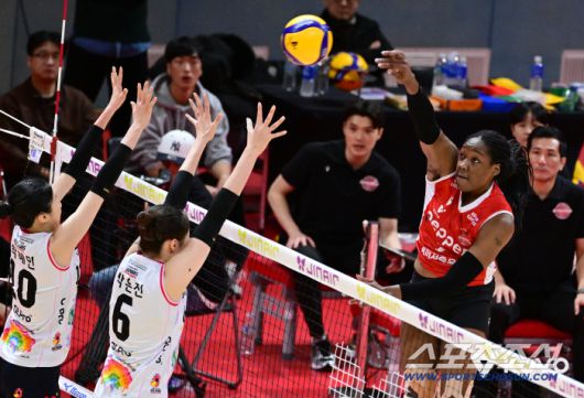 페퍼저축은행 조이가 스파이크를 날리고 있다. 사진제공=KOVO