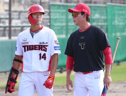 KIA 타이거즈 고영민 코치(오른쪽)가 김규성과 대화를 나누고 있다. 사진제공=KIA 타이거즈