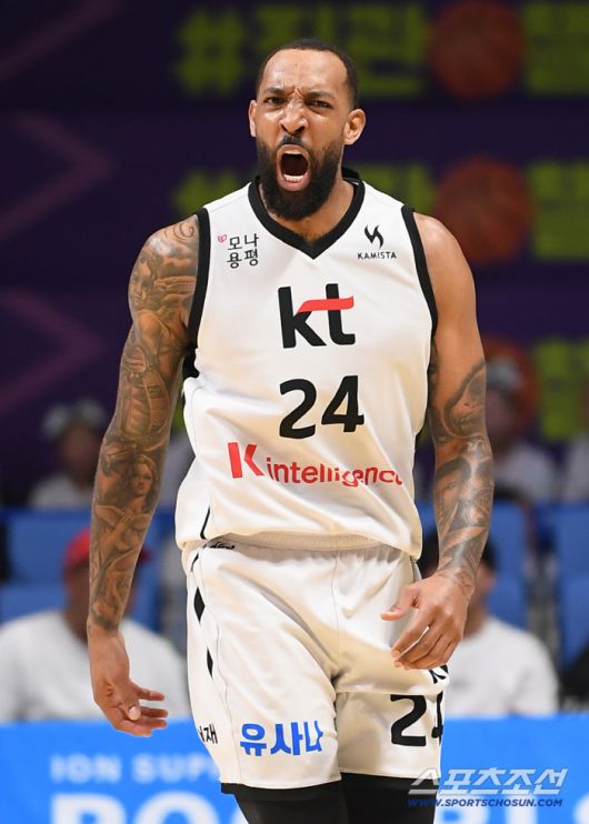 16일 고양체육관에서 열린 프로농구 고양 소노-수원 KT전. KT 윌리엄스가 3점슛을 성공시킨 후 환호하고 있다. 고양=정재근 기자 cjg@sportschosun.com/2025.12.16/