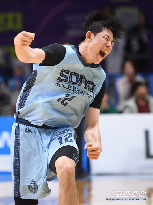 16일 고양체육관에서 열린 프로농구 고양 소노-수원 KT전. 소노 강지훈이 4쿼터 막판 경기를 역전시키는 3점슛을 넣은 후 환호하고 있다. 고양=정재근 기자 cjg@sportschosun.com/2025.12.16/