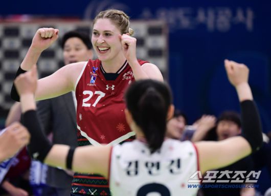 득점 후 기뻐하는 현대건설 카리와 김연견.