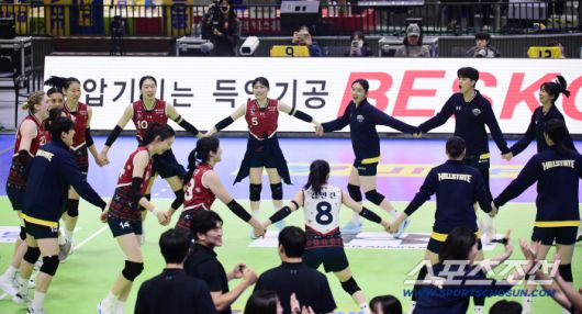 경기 종료 후 승리의 기쁨을 나누고 있는 현대건설 선수들.