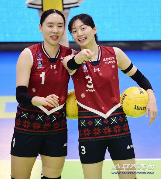 밝은 표정으로 경기를 준비하는 현대건설 이예림, 김다인.