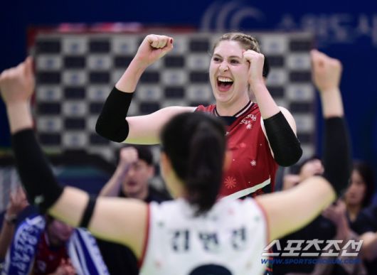 18일 수원체육관에서 열린 V리그 여자부 현대건설과 한국도로공사의 경기. 득점 후 기뻐하는 현대건설 카리와 김연견. 수원=송정헌 기자songs@sportschosun.com/2025.12.18/