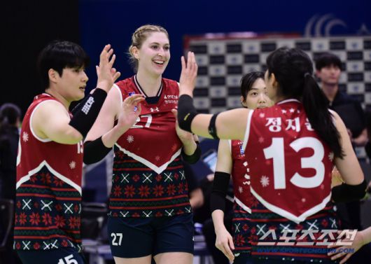 18일 수원체육관에서 열린 V리그 여자부 현대건설과 한국도로공사의 경기. 1세트 따내고 기뻐하는 현대건설 선수들. 수원=송정헌 기자songs@sportschosun.com/2025.12.18/