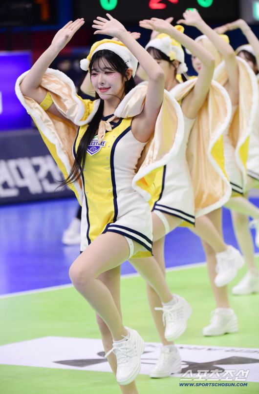 18일 수원체육관에서 열린 V리그 여자부 현대건설과 한국도로공사의 경기. 크리스마스 앞두고 '산타걸' 변신한 현대건설 치어리더들. 수원=송정헌 기자songs@sportschosun.com/2025.12.18/