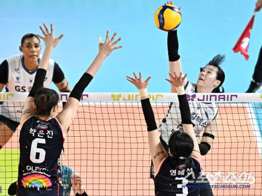 GS칼텍스 유서연이 스파이크를 때리고 있다. 사진제공=KOVO