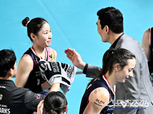 정관장 인쿠시가 고희진 감독으로부터 작전지시를 받고 있다. 사진제공=KOVO