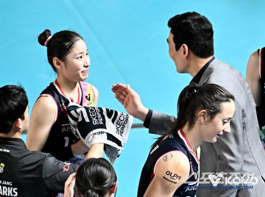 정관장 인쿠시가 고희진 감독으로부터 작전지시를 받고 있다. 사진제공=KOVO