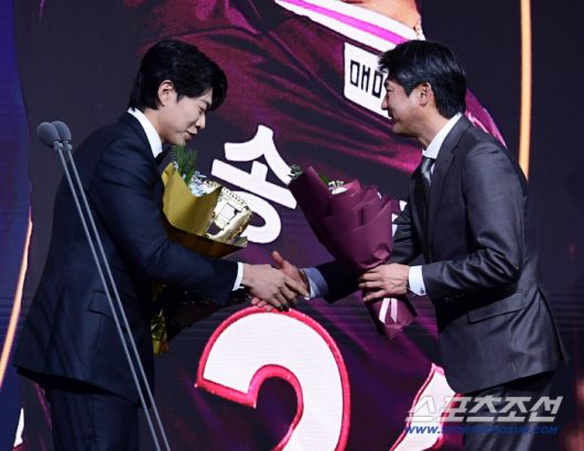 9일 서울 롯데호텔월드에서 KBO 골든글러브 시상식이 열렸다. 키움 송성문이 3루수 부문 골든글러브를 수상했다. 설종진 감독의 축하를 받고 있는 송성문. 잠실=송정헌 기자songs@sportschosun.com/2025.12.09/