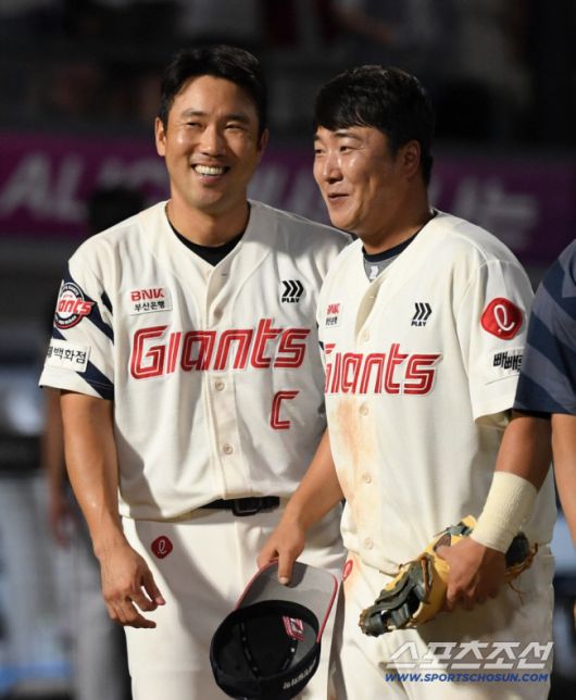 롯데 정훈(오른쪽)과 전준우. 스포츠조선DB