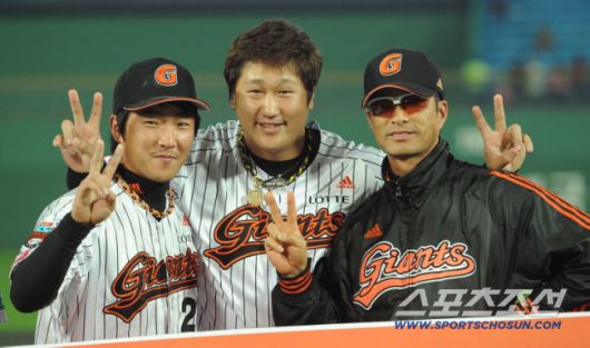 2010년 앳된 정훈(왼쪽)과 이대호, 공필성 당시 롯데 코치와 함께. 스포츠조선DB