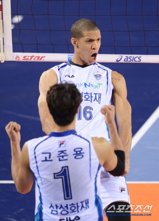 현대캐피탈과 삼성화재가 정규리그 우승컵을 놓고 마지막 대결을 펼쳤다.  9일 천안유관순체육관에서 2013-2014 프로배구 V리그 현대캐피탈과 삼성화재의 정규리그 마지막 맞대결 경기가 열렸다. 삼성화재 레오가 득점을 올리 후 환호하고 있다.  천안=정재근기자 cjg@sportschosun.com/2014.03.09/