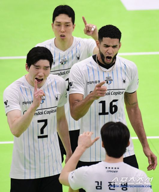 29일 수원체육관에서 열린 배구 V리그 남자부 한국전력과 현대캐피탈의 경기. 득점 후 동료들과 함께 기뻐하는 현대캐피탈 허수봉, 레오. 수원=송정헌 기자songs@sportschosun.com/2025.10.29/