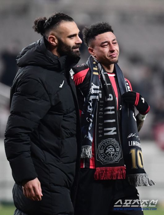 10일 오후 서울월드컵경기장에서 아시아챔피언스리그 엘리트(ACLE) 리그 6차전 FC서울과 멜버른시티FC의 경기가 열렸다. 경기 종료 후 FC서울 제시 린가드 환송행사가 열렸다. 팬들에게 인사 도중 아쉬움에 눈물 흘리는 린가드. 상암=송정헌 기자songs@sportschosun.com/2025.12.10/