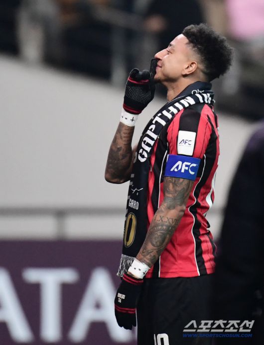 10일 오후 서울월드컵경기장에서 아시아챔피언스리그 엘리트(ACLE) 리그 6차전 FC서울과 멜버른시티FC의 경기가 열렸다. FC서울과 멜버른이 1-1 무승부를 기록했다. 경기 종료 후 FC서울 제시 린가드 환송행사가 열렸다. 팬들에게 마지막 세리머니를 펼치고 있는 린가드. 상암=송정헌 기자songs@sportschosun.com/2025.12.10/