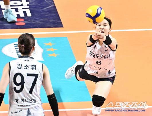 한국도로공사 이윤정이 몸을 날려 공을 받아내고 있다. 사진제공=KOVO