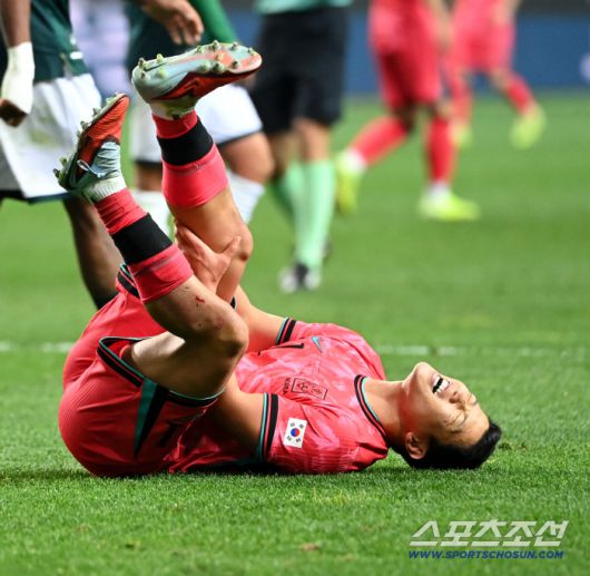 14일 대전월드컵경기장에서 열린 대한민국과 볼리비아의 A매치 평가전. 황희찬이 슛팅을 시도하다 넘어진 후 고통스러워하고 있다. 대전=허상욱 기자wook@sportschosun.com/2025.11.14/