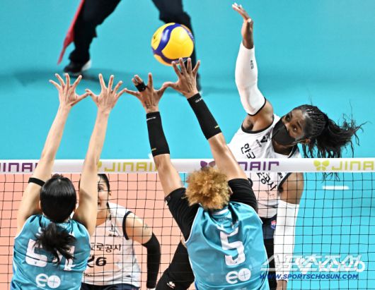 한국도로공사 모마가 스파이크를 때리고 있다. 사진제공=KOVO