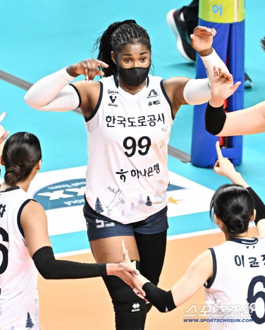 한국도로공사 모마가 득점한 뒤 동료들과 기뻐하고 있다. 사진제공=KOVO