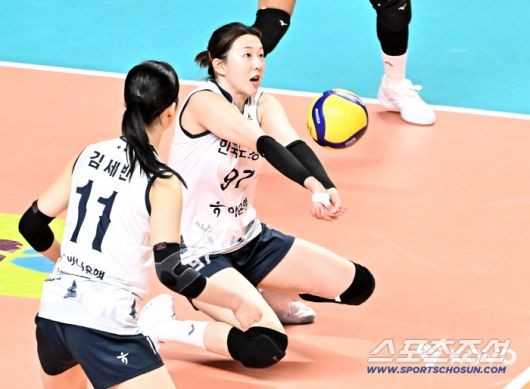 한국도로공사 강소휘가 상대 공격을 받아내고 있다. 사진제공=KOVO