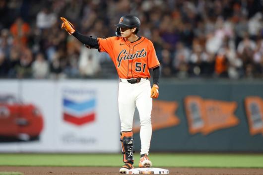 SAN FRANCISCO, CALIFORNIA - SEPTEMBER 26: Jung Hoo Lee #51 of the San Francisco Giants reacts after hitting a single and reaching second base in the bottom of the seventh inning at Oracle Park on September 26, 2025 in San Francisco, California.   Lachlan Cunningham/Getty Images/AFP (Photo by Lachlan Cunningham / GETTY IMAGES NORTH AMERICA / Getty Images via AFP)        <저작권자(c) 연합뉴스, 무단 전재-재배포, AI 학습 및 활용 금지>