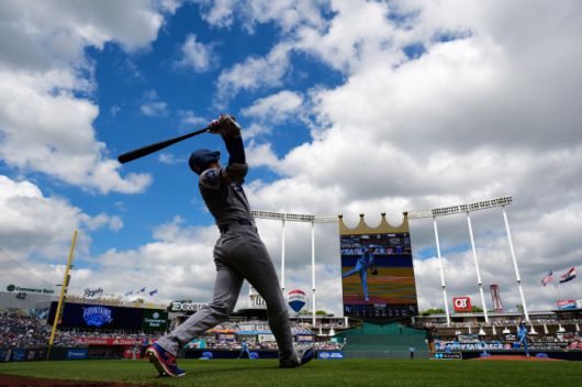 FILE - Los Angeles Dodgers' Shohei Ohtani warms up on deck before a baseball game against the Kansas City Royals, Saturday, June 28, 2025, in Kansas City, Mo. (AP Photo/Charlie Riedel, File) FILE PHOTO        <저작권자(c) 연합뉴스, 무단 전재-재배포, AI 학습 및 활용 금지>