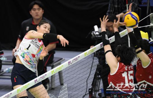 인쿠시는 1세트 장점인 파워풀한 스파이크로 득점을 올리며 기분 좋게 시작했다.
