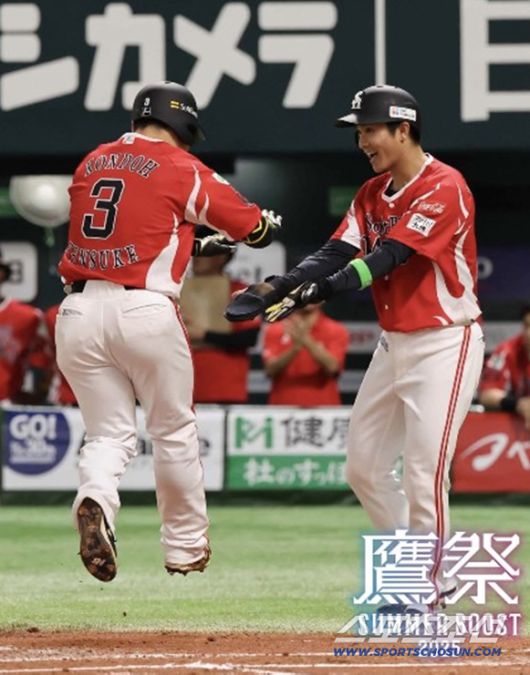 소프트뱅크의 간판타자 곤도(왼쪽)가 홈런을 치고 기뻐하는 모습이다. 곤도는 니혼햄에서 11년을 뛰고 2023년 소프트뱅크로 이적했다. 사진출처=소프트뱅크 호크스 SNS