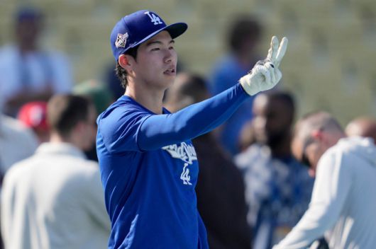 Los Angeles Dodgers' Hyeseong Kim motions during batting practice prior to Game 3 of baseball's World Series against the Toronto Blue Jays, Monday, Oct. 27, 2025, in Los Angeles. (AP Photo/Ashley Landis)        <저작권자(c) 연합뉴스, 무단 전재-재배포, AI 학습 및 활용 금지>
