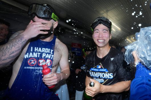 Los Angeles Dodgers second baseman Hyeseong Kim celebrates their win against the Milwaukee Brewers in baseball's National League Championship Series, Friday, Oct. 17, 2025, in Los Angeles. (AP Photo/Ashley Landis)        <저작권자(c) 연합뉴스, 무단 전재-재배포, AI 학습 및 활용 금지>