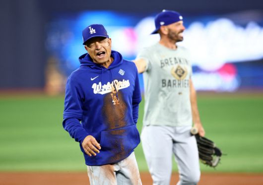 TORONTO, ON - OCTOBER 30: Manager Dave Roberts of the Los Angeles Dodgers reacts after falling on the ground between second and third base while having a running race with Hyeseong Kim #6 during a workout day ahead of game six of the 2025 World Series at Rogers Centre on October 30, 2025 in Toronto, Ontario, Canada.   Vaughn Ridley/Getty Images/AFP (Photo by Vaughn Ridley / GETTY IMAGES NORTH AMERICA / Getty Images via AFP)        <저작권자(c) 연합뉴스, 무단 전재-재배포, AI 학습 및 활용 금지>