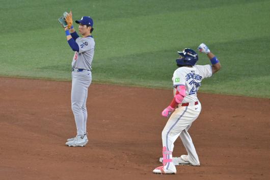 epa12498503 Toronto Blue Jays Vladimir Guerrero Jr. (R) reacts after hitting a double as Los Angeles Dodgers second baseman Hyeseong Kim (L) looks on during the 11th inning of the MLB World Series game seven between the Los Angeles Dodgers and the Toronto Blue Jays in Toronto, Canada, 01 November 2025.  EPA/EDUARDO LIMA        <저작권자(c) 연합뉴스, 무단 전재-재배포, AI 학습 및 활용 금지>