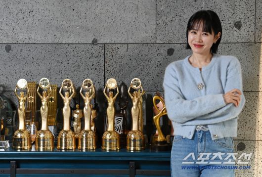 제46회 청룡영화상 여우주연상을 수상한 배우 손예진이 10일 진행된 스포츠조선과의 인터뷰에 앞서 포즈를 취하고 있다. 허상욱 기자wook@sportschosun.com/2025.12.10/