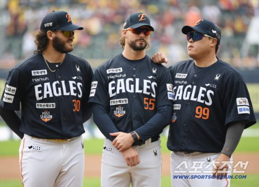 26일 서울 잠실구장에서 열린 한화와 LG의 한국시리즈 1차전. 경기 전 그라운드에 도열한 폰세, 와이스 류현진. 잠실=정재근 기자 cjg@sportschosun.com/2025.10.26/