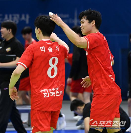 27일 수원실내체육관에서 열린 한국전력과 현대캐피탈의 경기, 1세트를 승리한 한국전력 박승수와 서재덕이 기뻐하고 있다. 수원=허상욱 기자wook@sportschosun.com/2025.12.27/