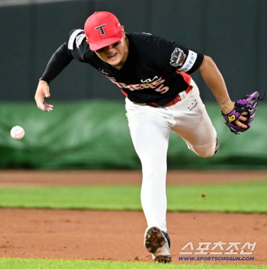 7일 부산 사직야구장에서 열린 KIA와 롯데의 경기, 5회말 무사 1루 김도영이 윤동희의 땅볼을 처리하다 몸의 불편함을 호소하고 있다. 부산=허상욱 기자wook@sportschosun.com/2025.08.07