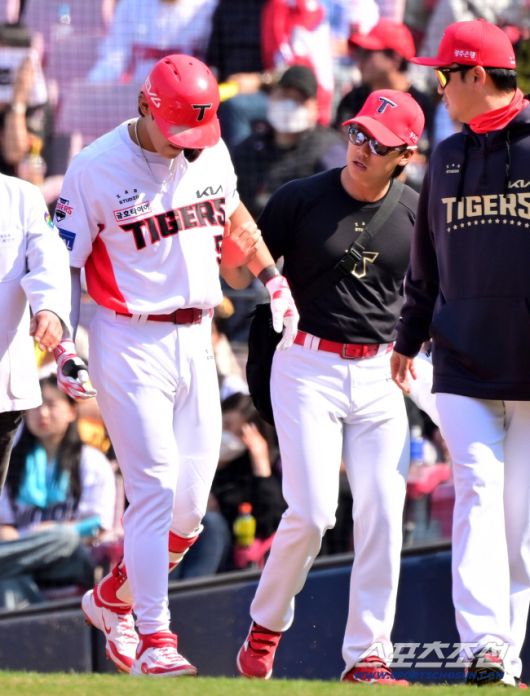 22일 광주KIA챔피언스필드에서 열린 NC와 KIA의 개막전, 3회말 KIA 김도영이 안타를 치고 1루에 나서다 다리통증을 호소하고 있다. 김도영은 윤도현과 교체됐다. 광주=허상욱 기자wook@sportschosun.com/2025.03.22/