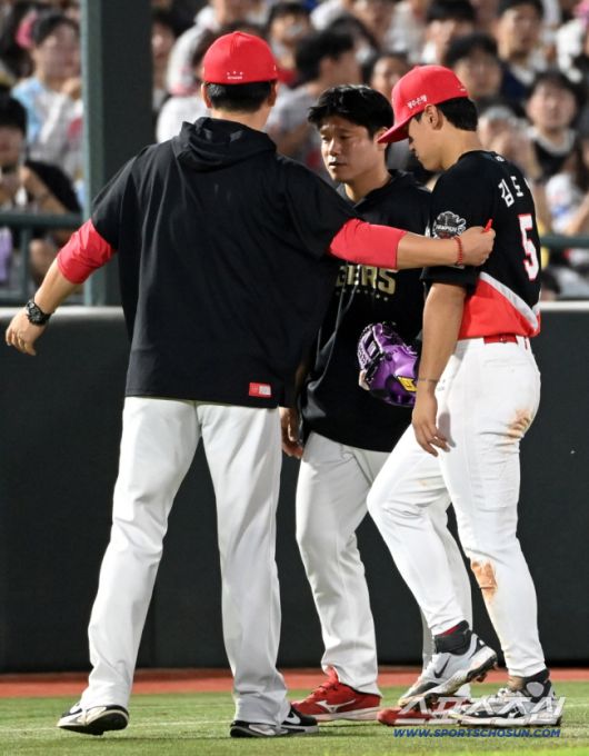 7일 부산 사직야구장에서 열린 KIA와 롯데의 경기, 5회말 무사 1루 김도영이 윤동희의 땅볼을 처리하다 몸의 불편함을 호소하며 교체되고 있다. 부산=허상욱 기자wook@sportschosun.com/2025.08.07/