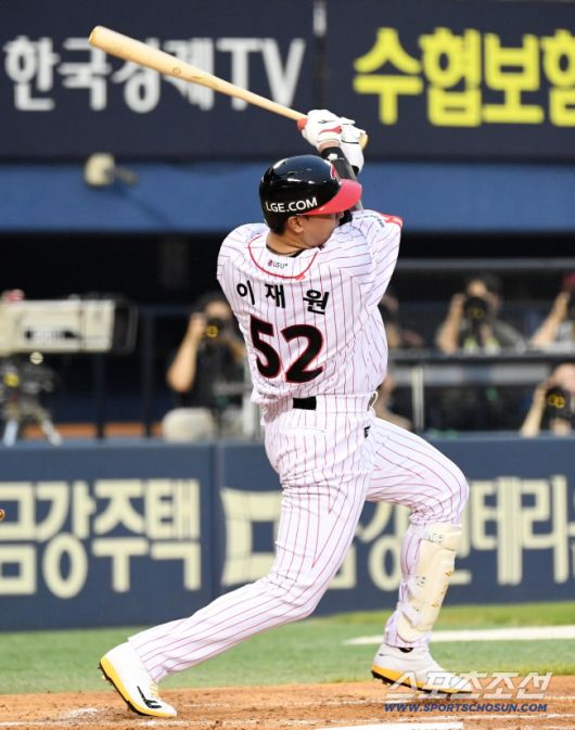 2023 KBO리그 LG 트윈스와 SSG 랜더스의 경기가 21일 잠실구장에서 열렸다. 4회말 2사 2루 LG 이재원이 적시타를 날리고 있다. 잠실=박재만 기자pjm@sportschosun.com/2023.07.21/