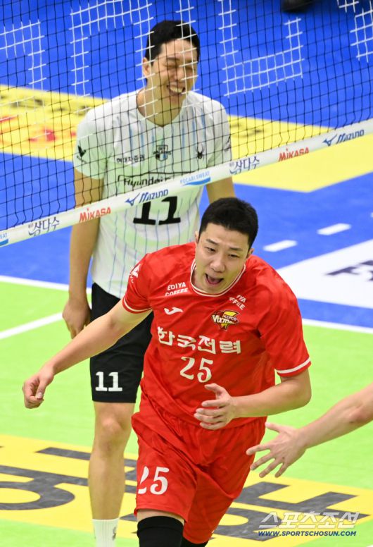 27일 수원실내체육관에서 열린 한국전력과 현대캐피탈의 경기, 한국전력 신영석이 득점을 성공한 후 환호하고 있다. 수원=허상욱 기자wook@sportschosun.com/2025.12.27/