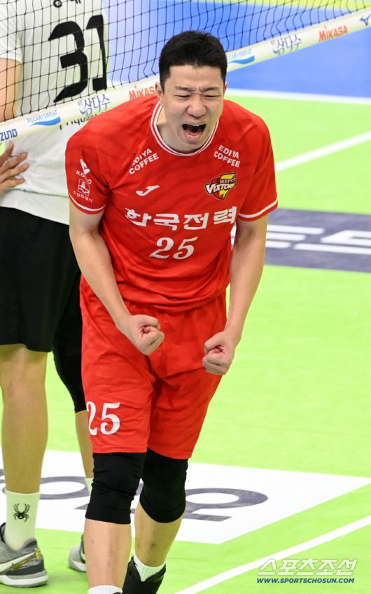 27일 수원실내체육관에서 열린 한국전력과 현대캐피탈의 경기, 득점에 환호하는 한국전력 신영석. 수원=허상욱 기자wook@sportschosun.com/2025.12.27/