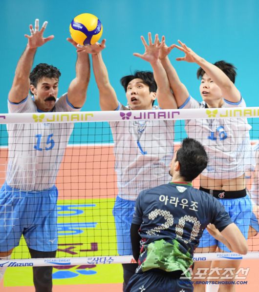 28일 장충체육관에서 열린 V리그 우리카드와 대한항공의 경기. 대한항공 러셀이 블로킹을 시도하고 있다. 장충=박재만 기자 pjm@sportschosun.com/2025.12.28/