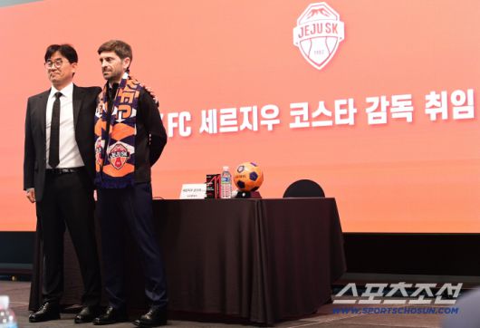 29일 오전 서울 메이필드호텔에서 K리그1 제주SK 세르지우 코스타 감독 취임식이 열렸다. 제주SK FC 조자룡 대표와 함께 포즈를 취하고 있는 코스타 감독. 외발산동=송정헌 기자songs@sportschosun.com/2025.12.29/