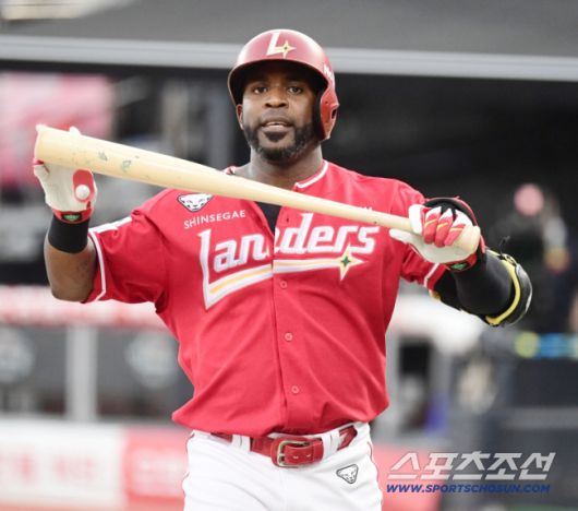 21일 수원 케이티위즈파크에서 열린 KT와 SSG의 경기. 1회 삼진을 당한 SSG 에레디아. 수원=송정헌 기자songs@sportschosun.com/2025.08.21/