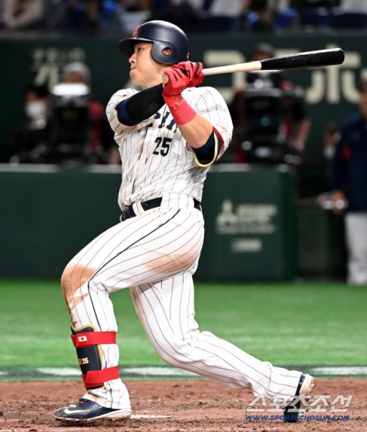 2023 월드베이스볼클래식(WBC) 한국과 일본의 경기가 10일 일본 도쿄돔에서 열렸다. 6회말 1사 1,2루 일본 오카모토가 1타점 적시타를 치고 있다. 도쿄(일본)=허상욱 기자wook@sportschosun.com/2023.03.10/