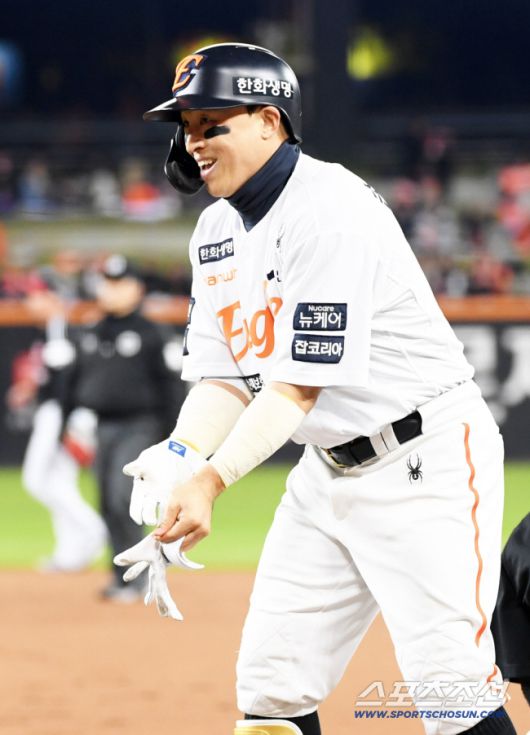 30일 대전 한화생명볼파크에서 열린 한국시리즈 4차전 한화 이글스와 LG 트윈스의 경기. 3회말 한화 손아섭이 안타를 날린 뒤 환호하고 있다. 대전=박재만 기자 pjm@sportschosun.com/2025.10.30/