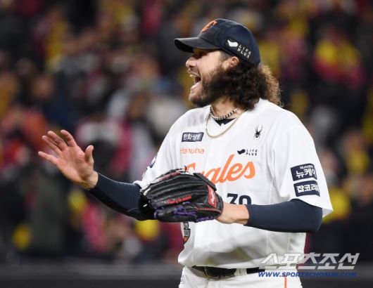 29일 대전 한화생명볼파크에서 열린 LG와 한화의 한국시리즈 3차전. 2회초 2사 1루 박동원을 삼진으로 처리한 폰세가 환호하고 있다. 대전=정재근 기자 cjg@sportschosun.com/2025.10.29/