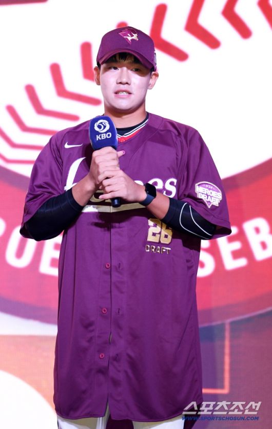 2026 KBO 신인 드래프트가 17일 서울 롯데호텔월드에서 열렸다. 키움에 지명된 전주고 박한결이 소감을 말하고 있다. 잠실=박재만 기자 pjm@sportschosun.com/2025.09.17/